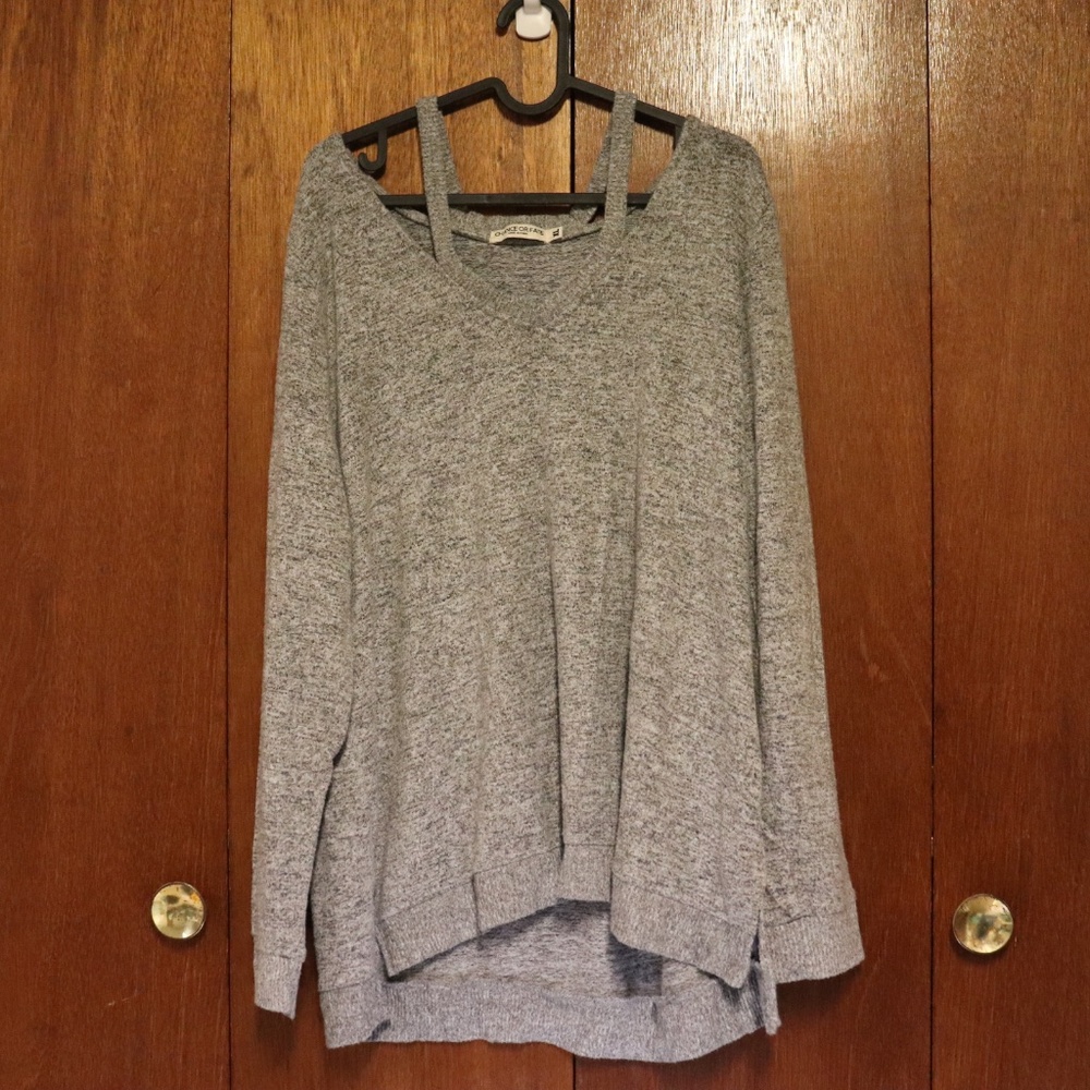 5 for $5 ~ Chance or Fate Gray Flowy Cold Shoulder Top – Long Sleeve